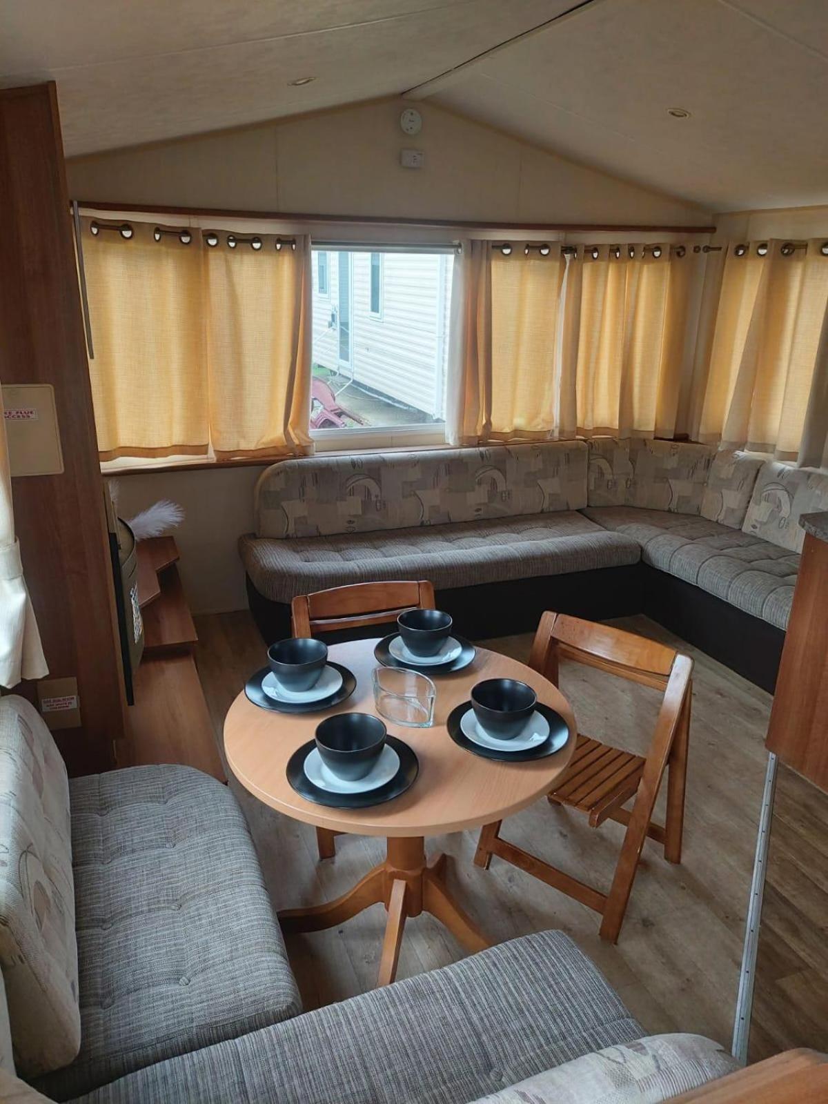 Hotel Dog Friendly 6 Berth Caravan At St Osyth Beach Holiday Park In Essex Ref 28041G Clacton-on-Sea Exterior foto